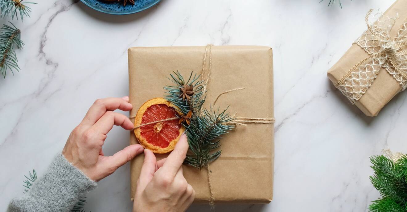 Slå in paket med torkade apelsinskivor