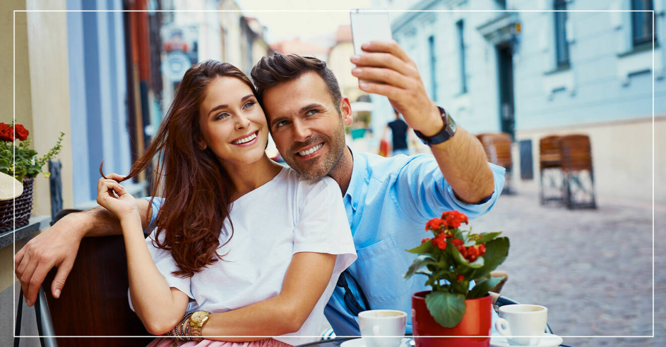 Ett lyckligt par som tar en selfie