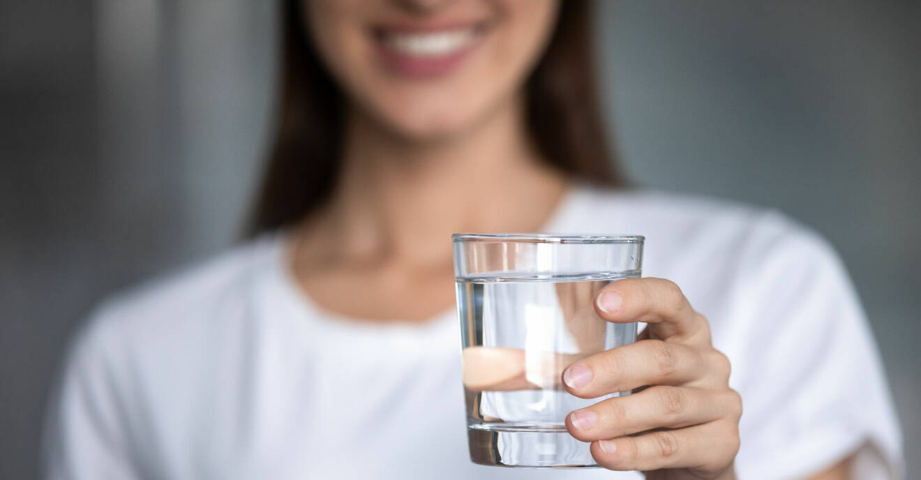 kvinna skapar ny vana – dricka mer vatten