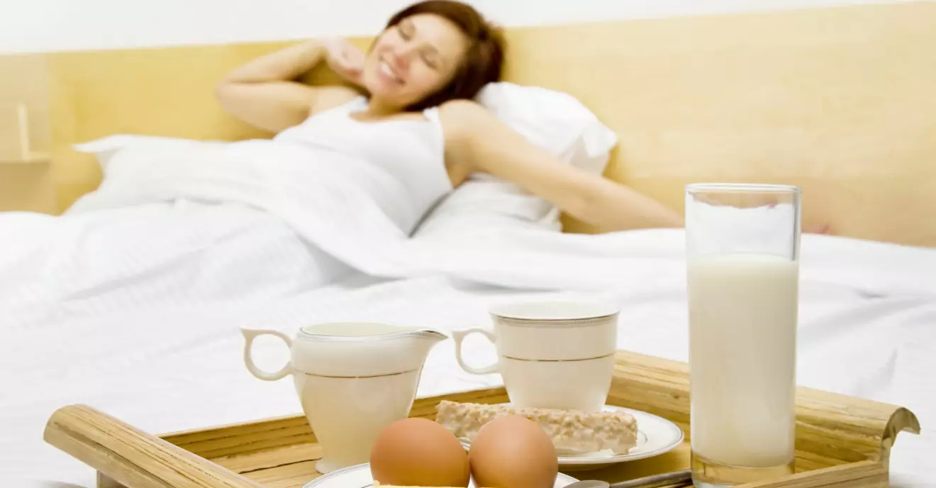 kvinna har sovmorgon och äter proteinrik frukost