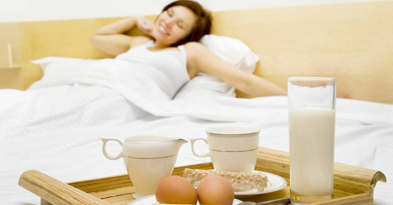 kvinna har sovmorgon och äter proteinrik frukost