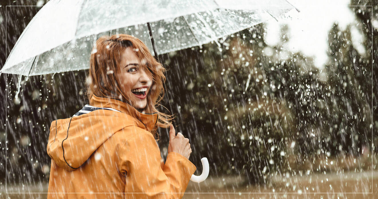 glad kvinna i regn