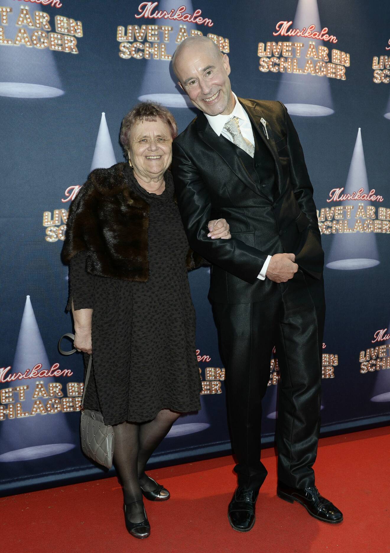 Mark Levengood med sin mamma på galapremiär
