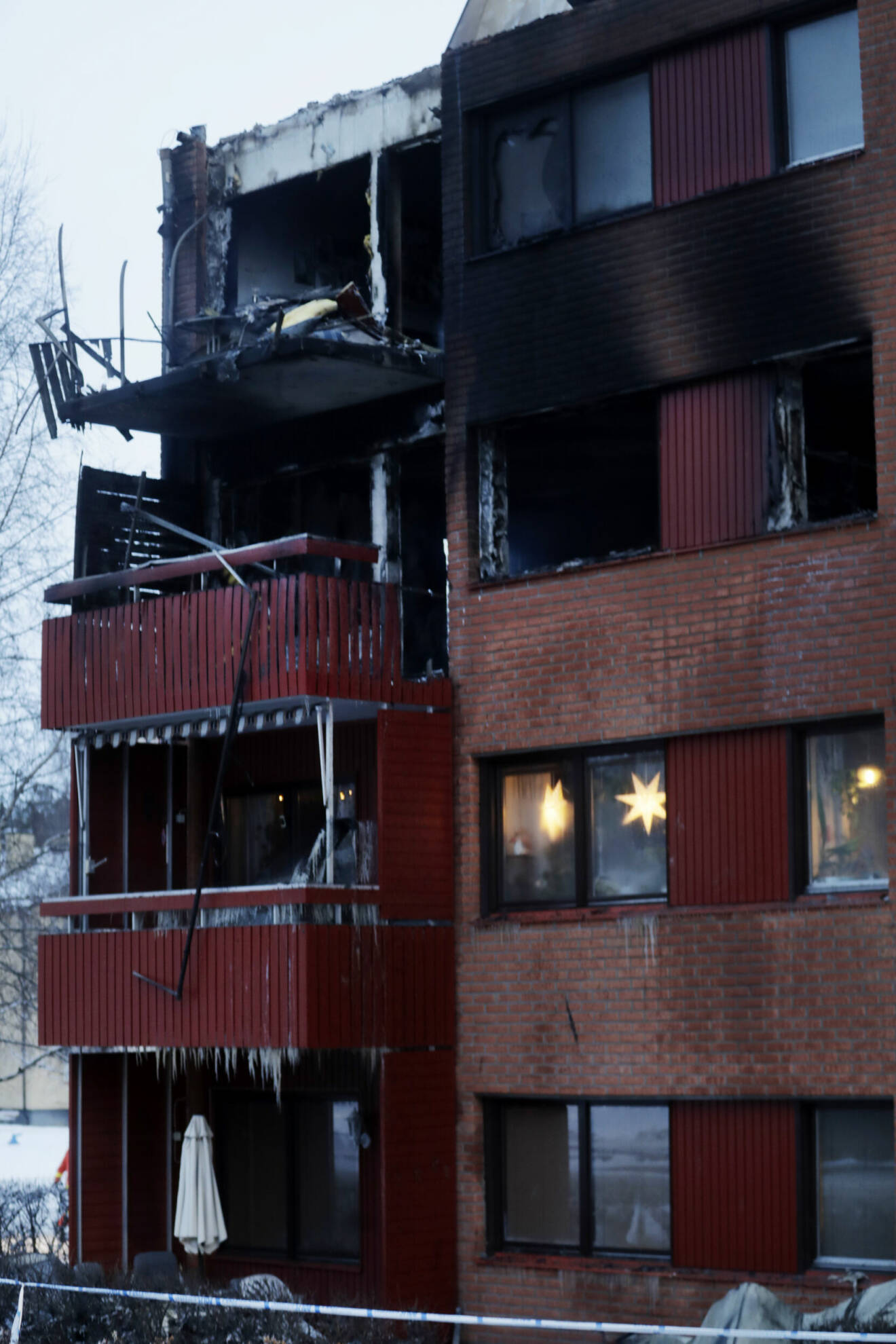 Branden startade i lägenheten under Malin och Daniels lägenhet som blev helt utbränd och balkongen helt förstörd.