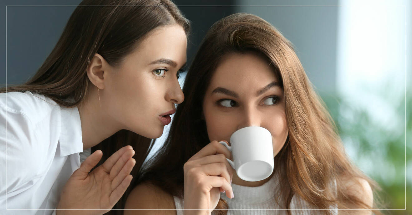 Två kvinnor dricker kaffe och skvallrar