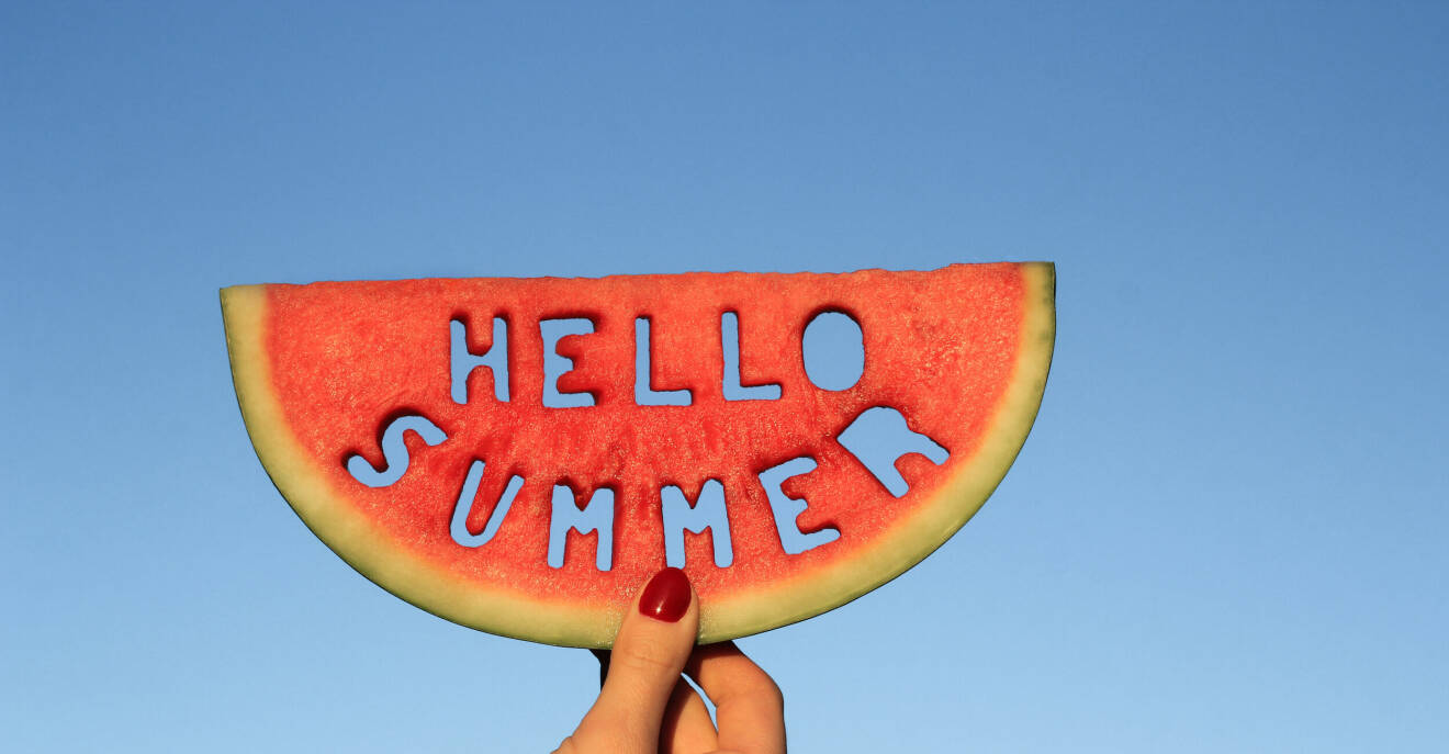 Somrig bild på en bit vattenmelon där det står "Hello summer"