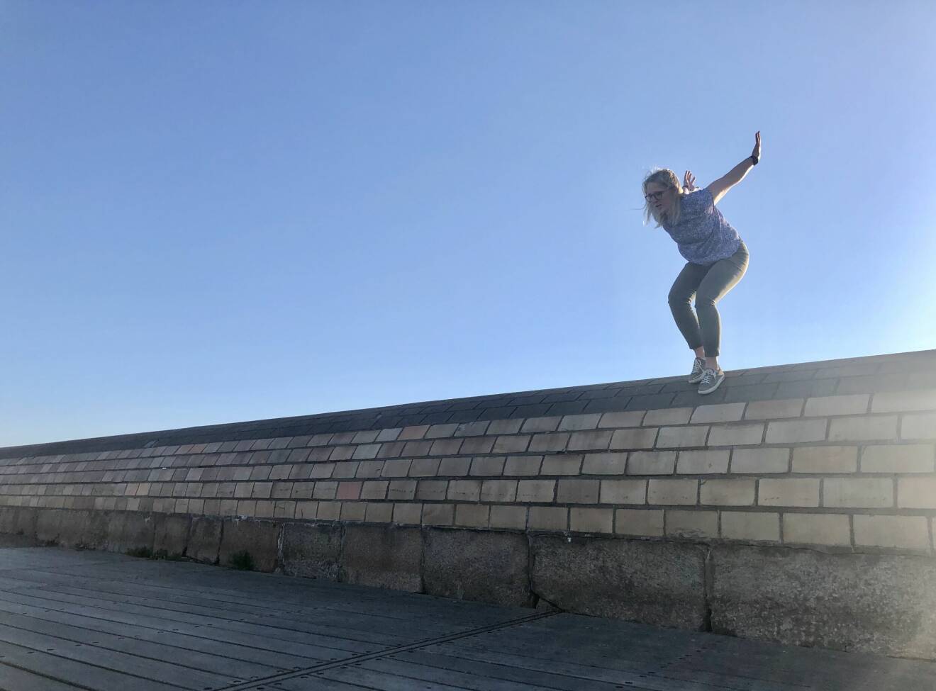 Maria Grönhave klättrade upp på en mur vid havet i Helsingborg och kastade sig ut.