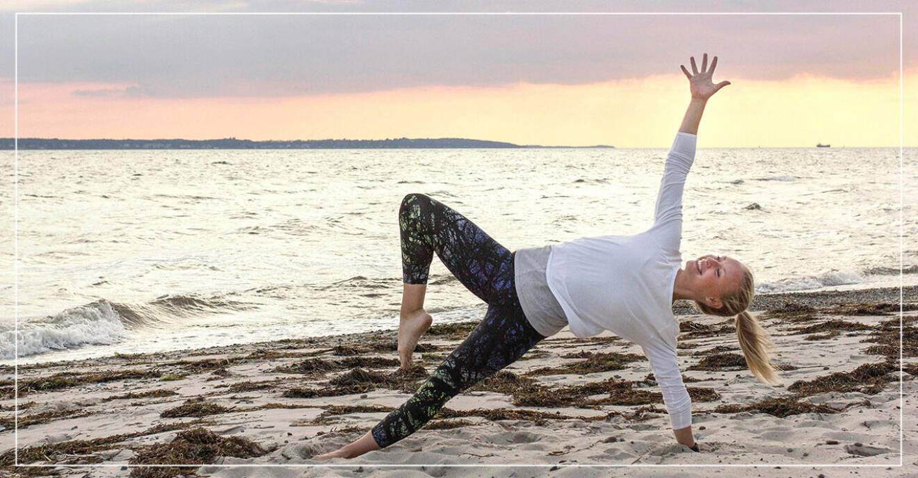 anna yogar på stranden