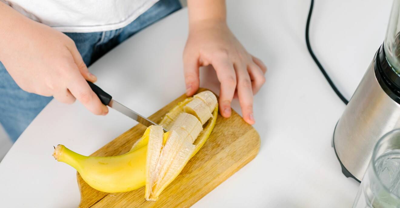 kvinna gör bananpannkakor