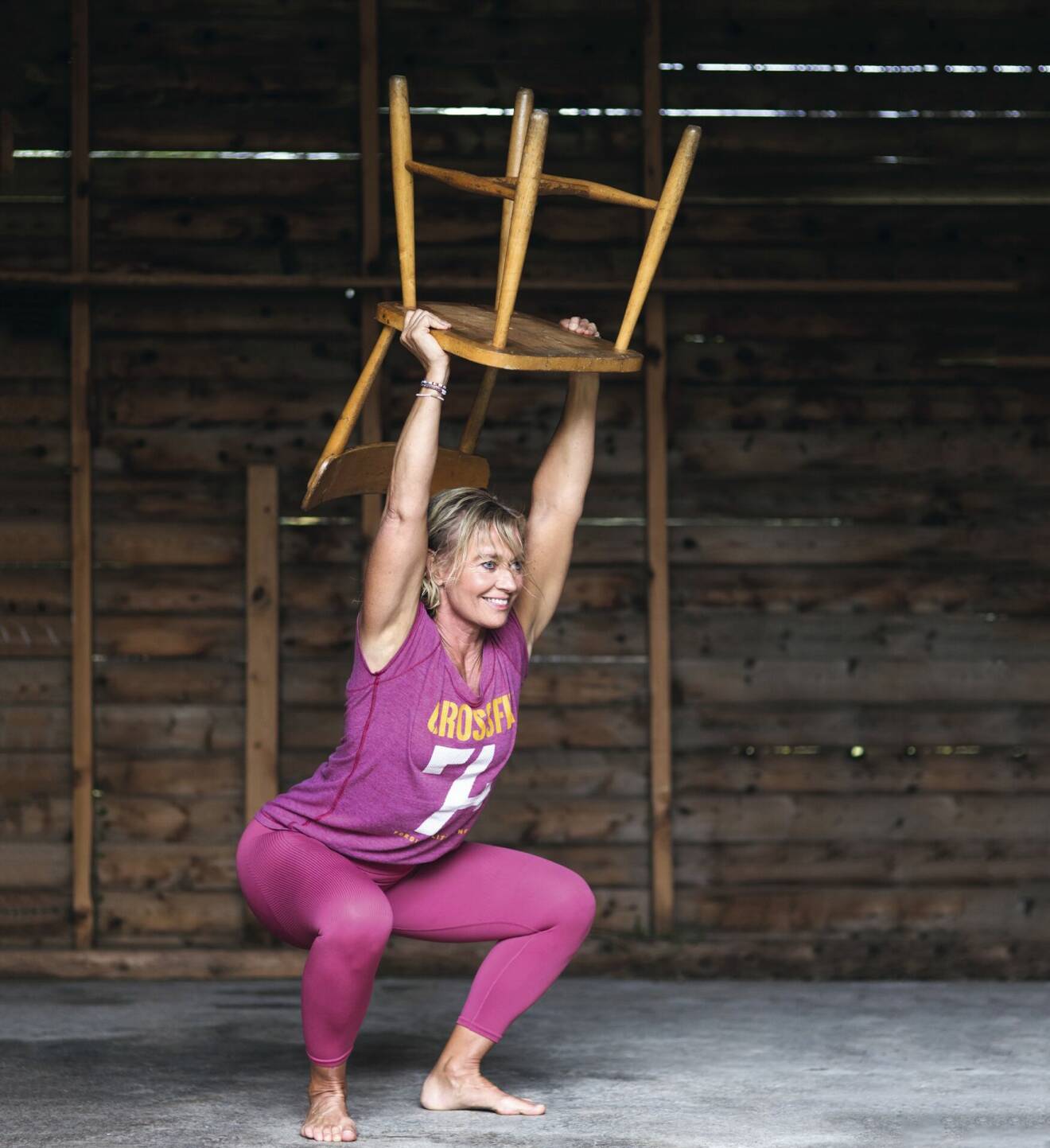 Mia Rodhborn visar träna hemma-övningen knäböj med stol