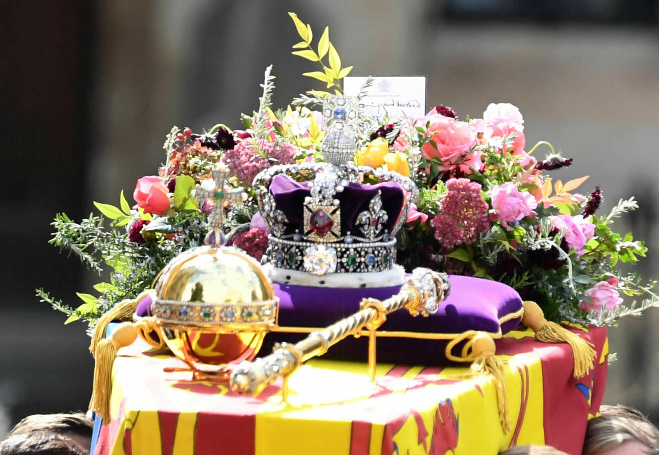 Drottningens kista har legat på lit de parade, och begravs nu vid St. George’s Chapel.