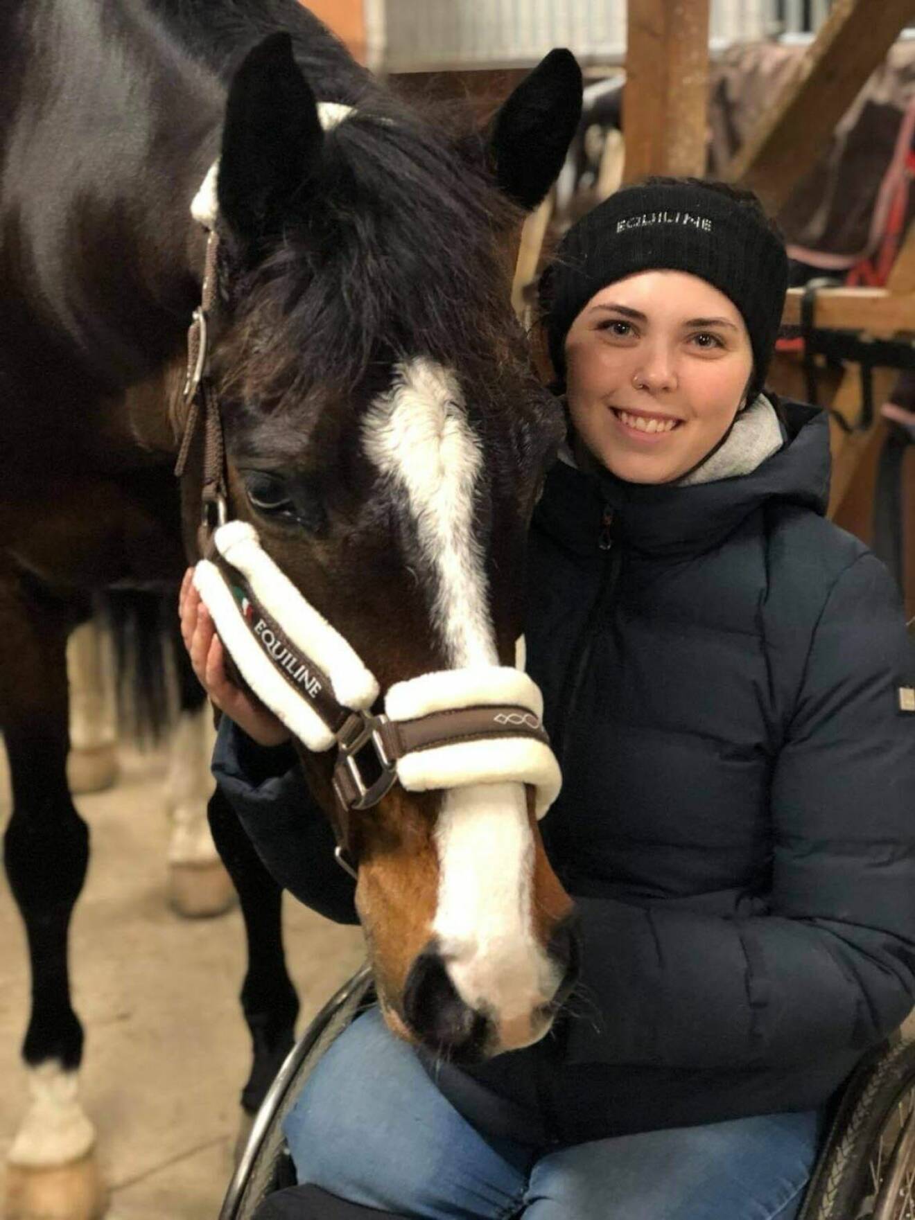 Felicia i stallet med hästen