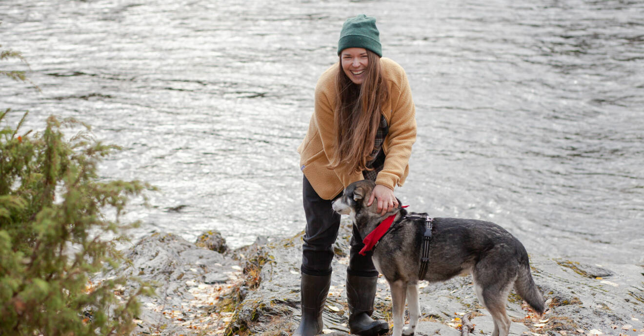 Amira med hunden Akita vid vattnet