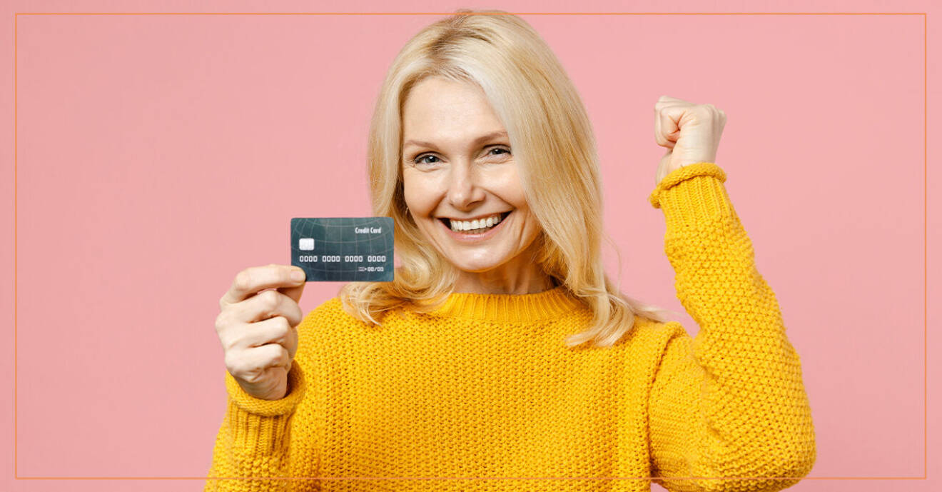 En kvinna som håller i ett kreditkort