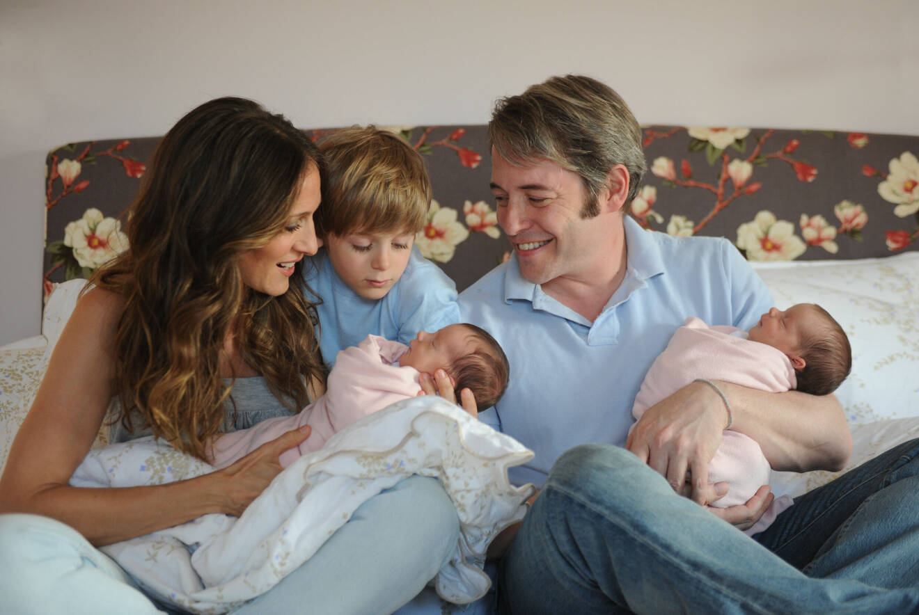 Sarah Jessica Parker och Matthew Broderick presenterar de nyfödda tvillingarna för sonen år 2009.