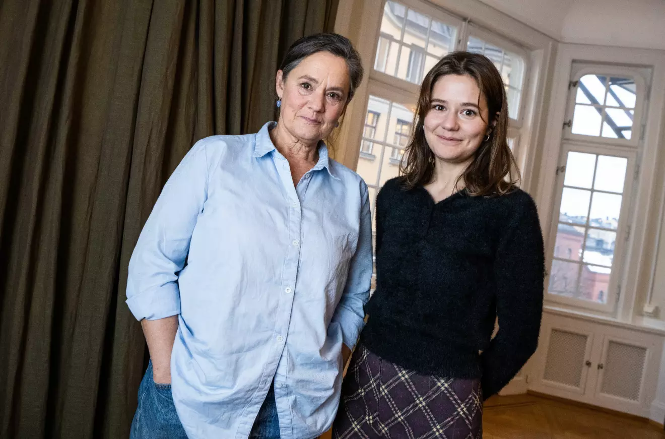 Pernilla August tillsammans med dottern Asta August vid SVT:s pressträff för Händelser vid vatten i november 2022.