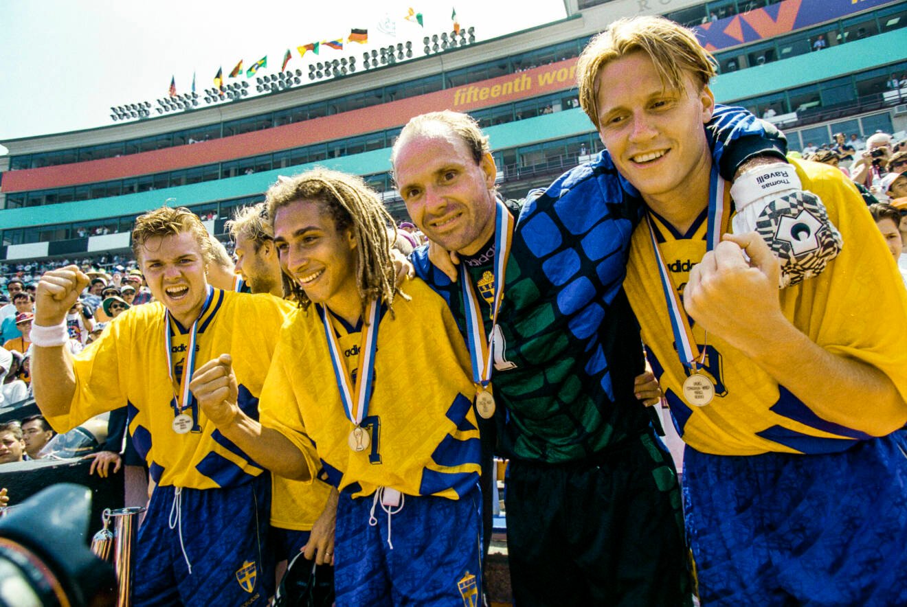 Fr.v. Tomas Brolin, Henrik Larsson, Thomas Ravelli och Kenneth Andersson med bronsmedaljerna efter vinsten i bronsmatchen under fotbolls-VM 1994.