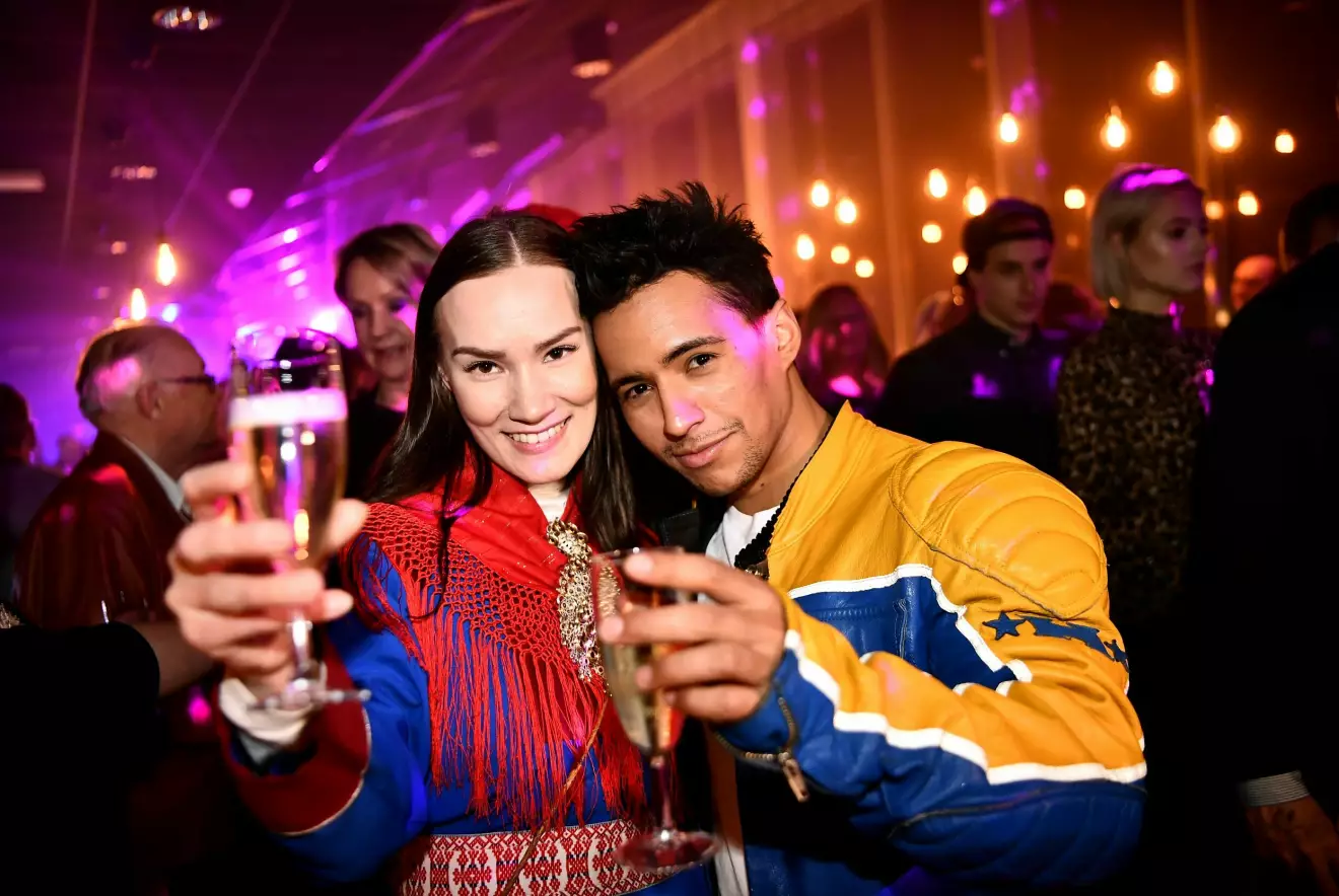 Jon Henrik och exflickvännen Maret skålade i champagne på en efterfest i samband med hans medverkan i Melodifestivalen 2019.