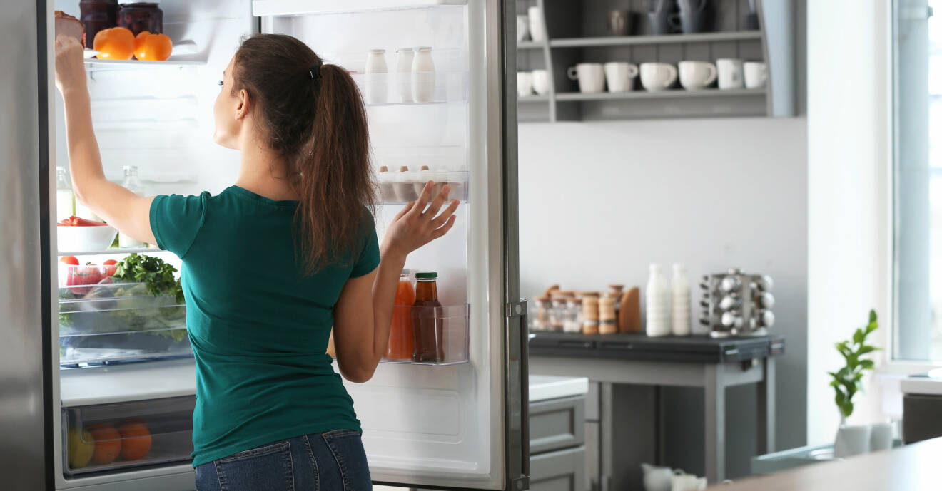 Kvinna vid kylskåp