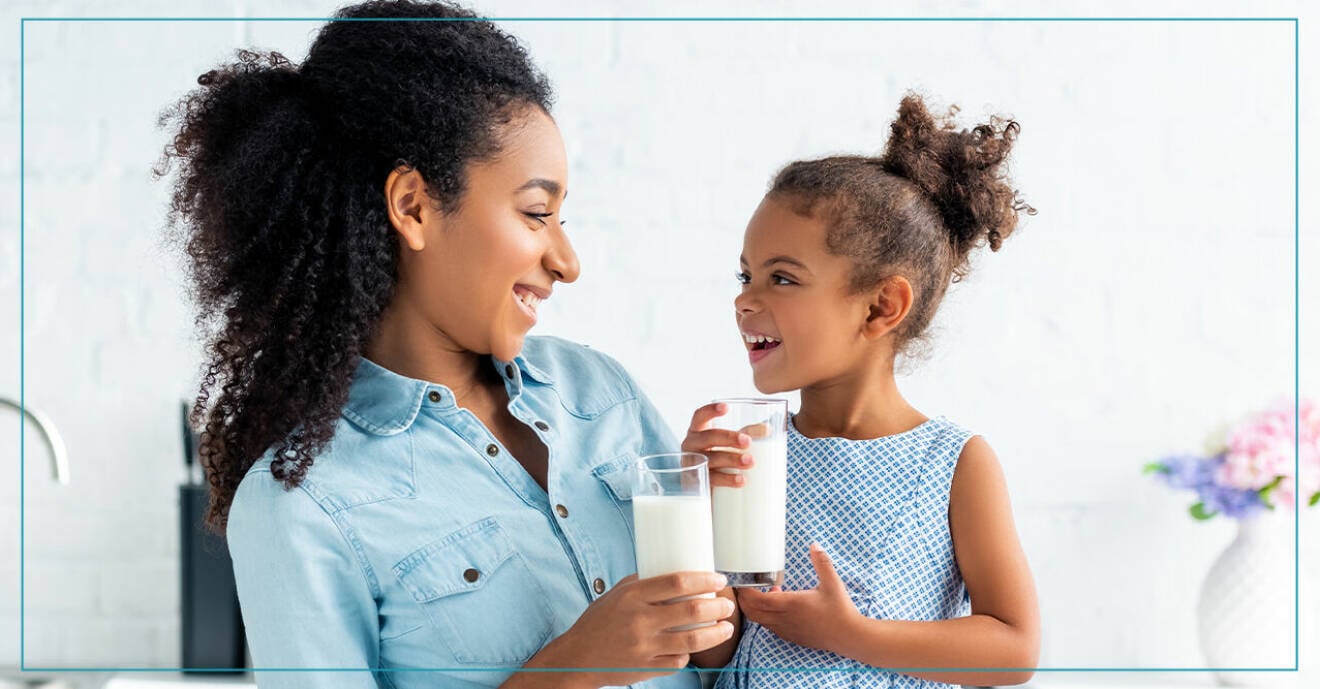 En mamma och dotter som dricker mjölk