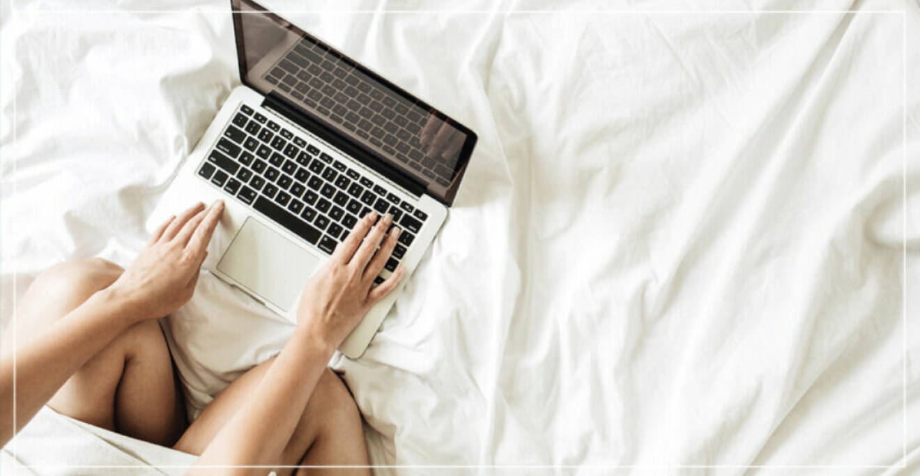 kvinna med laptop i sängen