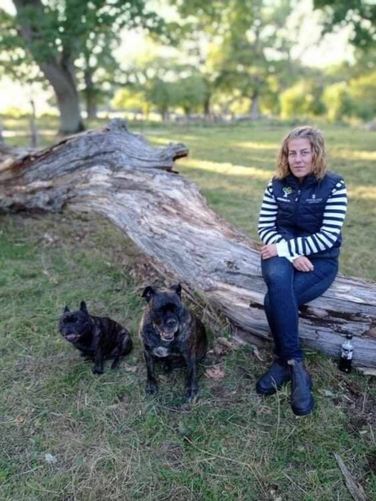 zandra johansson ute i skogen med sina hundar
