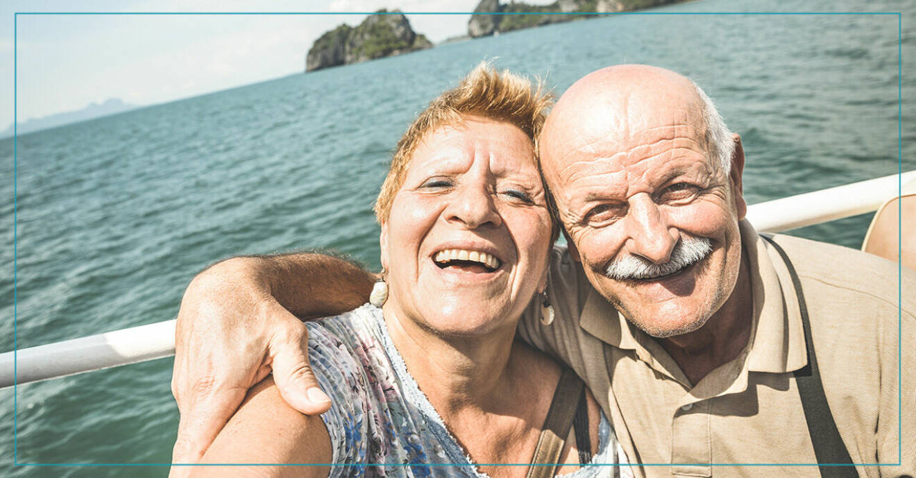 Äldre par på båt i Thailand
