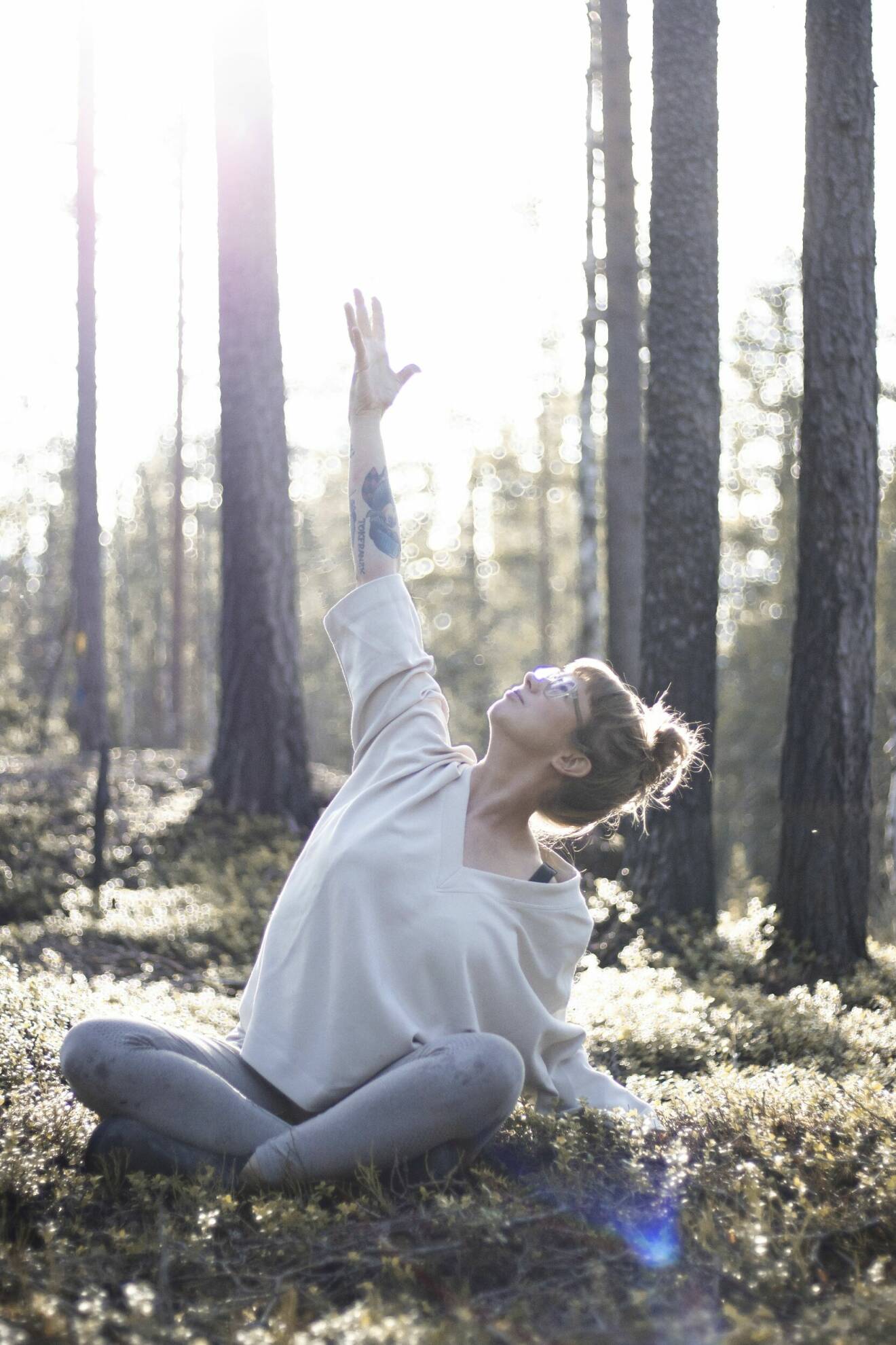 Therese yogar i skogen