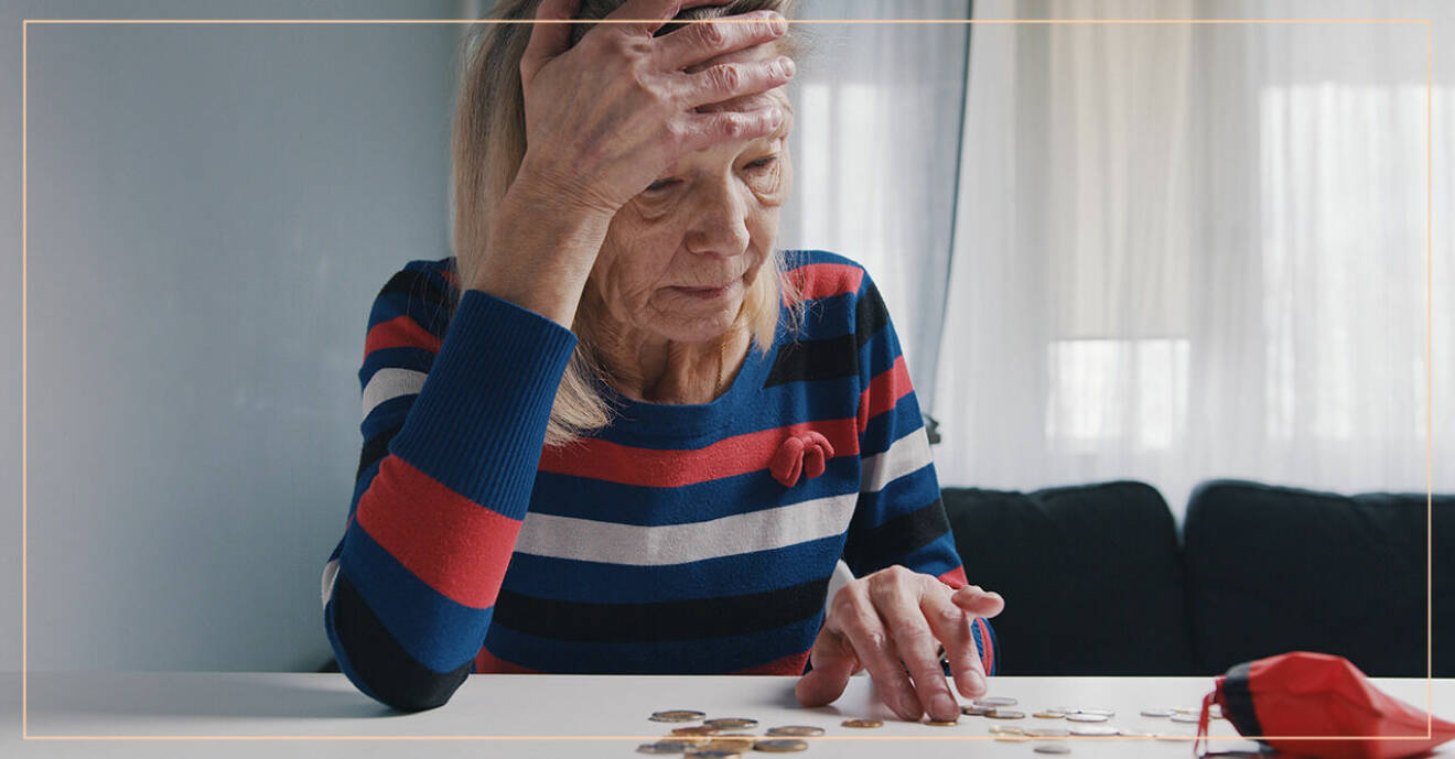 äldre kvinna räknar mynt och ser förtvivlad ut