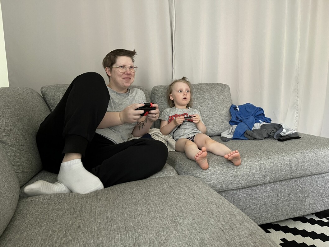 Saga, 3, älskar att spela tv-spel med mamma – även om hennes kontroll inte alltid är påslagen förklarar Sandra och skrattar. Sandra och Saga i doffan hemma