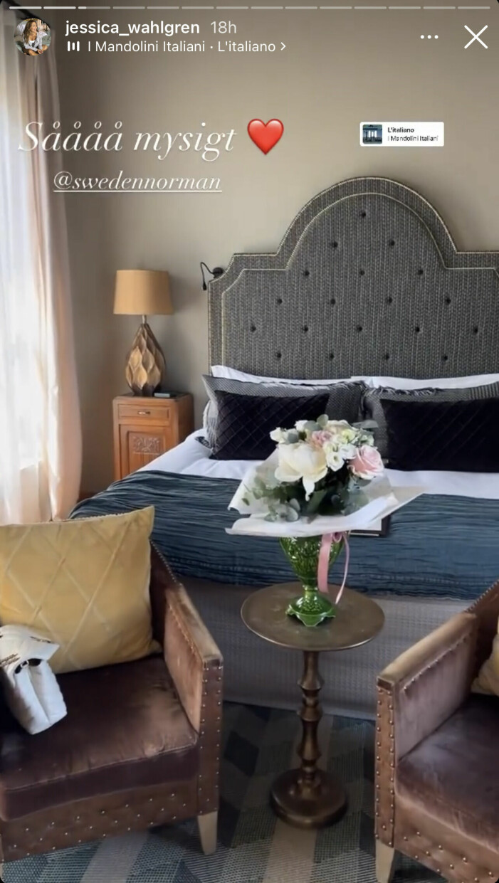 På det otroliga hotellrummet fanns både blommor och champagne på kylning. Jessica Wahlgrens och Magnus Normans bröllopsresa