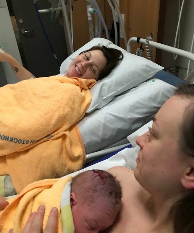 Paret Hanna och Lina precis när Sid hade kommit till världen. Foto: Privat. Lina Kellgren och sambon Hanna Pettersson