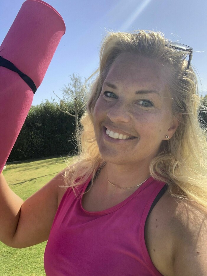 MåBra:s chefredaktör Jennie Sandberg tackar för en underbar vecka på Kreta! Jennie Sandberg med en yogamatta