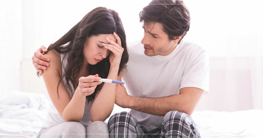 Par tittar på negativt graviditetstest och är ledsna