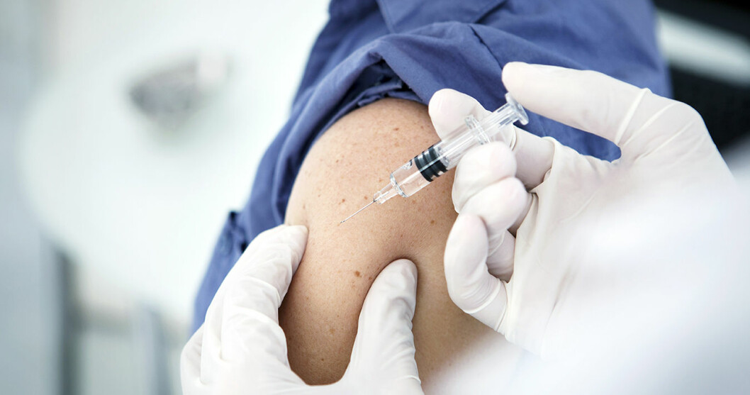 I väntan på ett vaccin kan anti-virala läkemedel vara ett hjälp. Kvinna får spruta med influensavaccin.