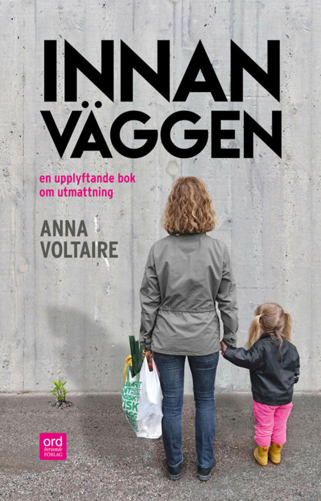 Innan väggen av Anna Voltaire, Ordberoende förlag.