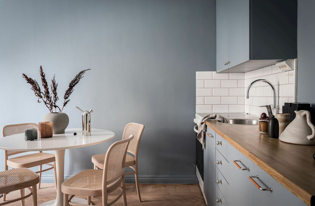 Foto: Alen Cordic Styling: By Bon för Bjurfors/mäklare: Jonas Rutberg Kök med bänkskiva i trä och flera detaljer i naturmaterial