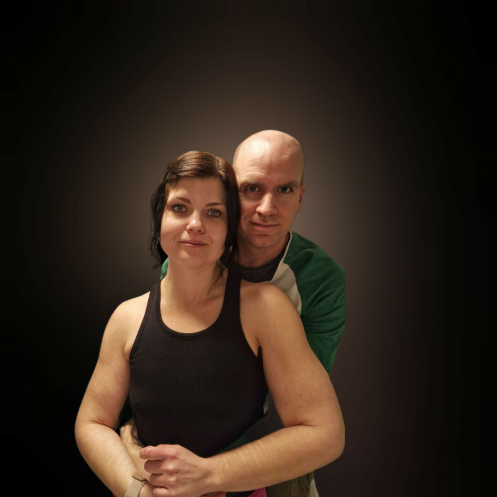 Maken Emil har varit ett stort stöd för Natalina genom allt. Foto: Privat. Natalina och Emil håller om varandra