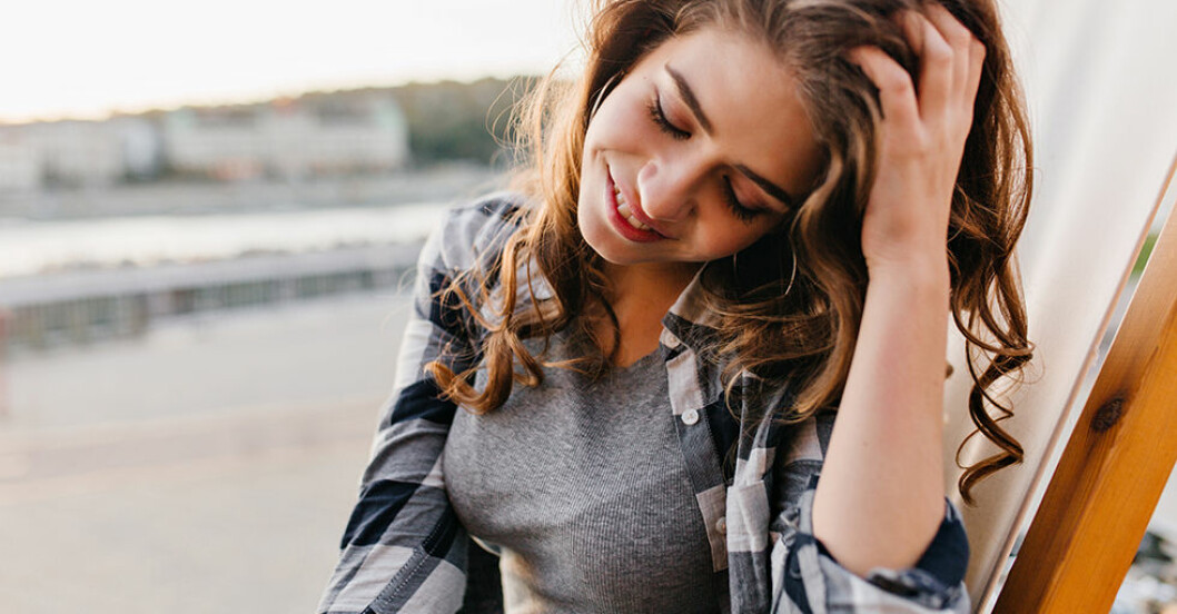introvert kvinna som håller sig i håret