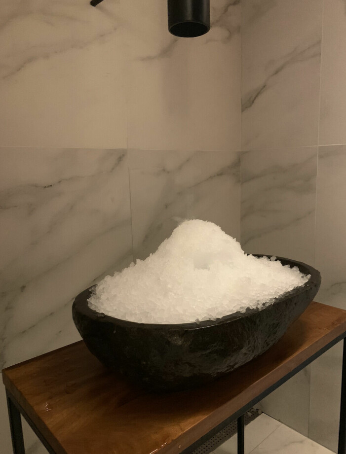 Här är tanken att du skrubbar kroppen med is – och springer in i bastun! isbad på spa