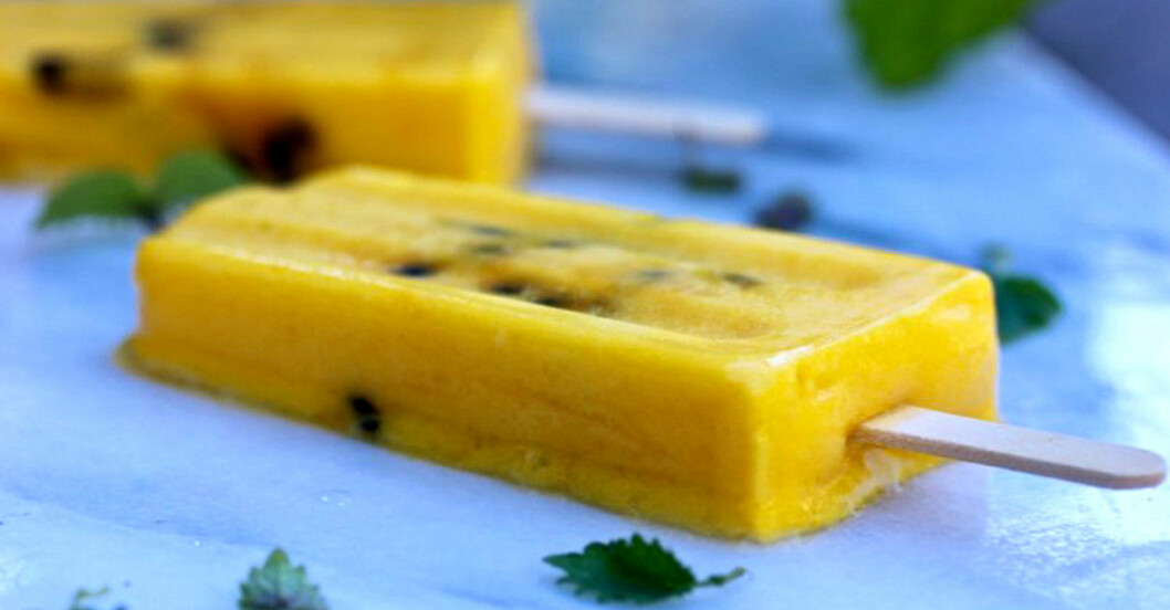 Mixa mango och passionsfrukt för magi. Isglass med mango och passionsfrukt. Mangon ger A- och C-vitamin, passionsfrukten protein och järn.