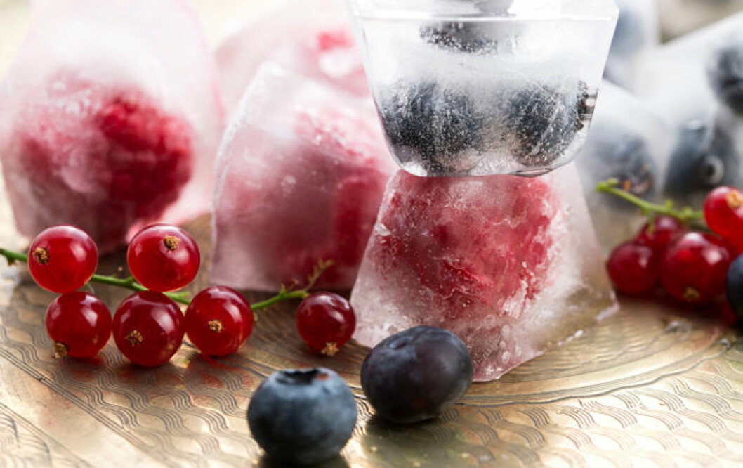 Frys in frukter och bär och piffa upp såväl drinkar som bordsvatten.