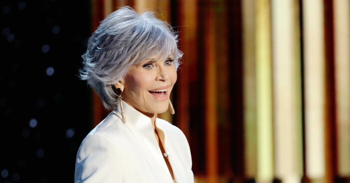 Jane Fonda med grått hår på Golden Globe 2021