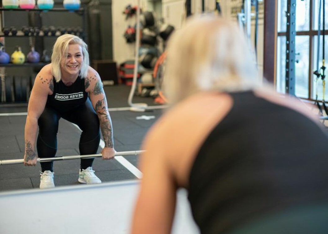 ”Jag har faktiskt blivit riktigt stark. Nu klarar jag 130 kilo i marklyft”, konstaterar Jennifer som älskar att träna styrka. Jennifer på gymmet, nu älskar hon styrketräning.