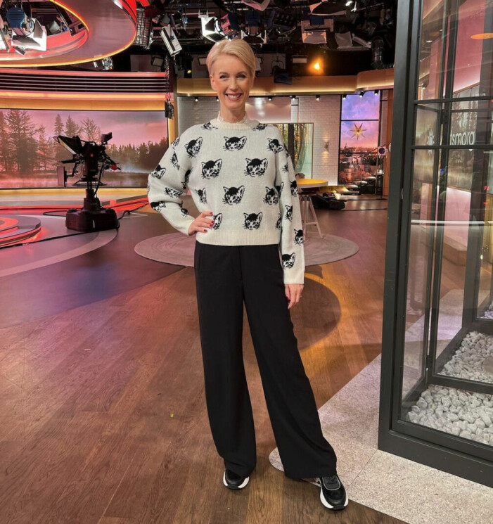 Jenny Strömstedt i svartvit tröja med katter i TV4 Nyhetsmorgon
