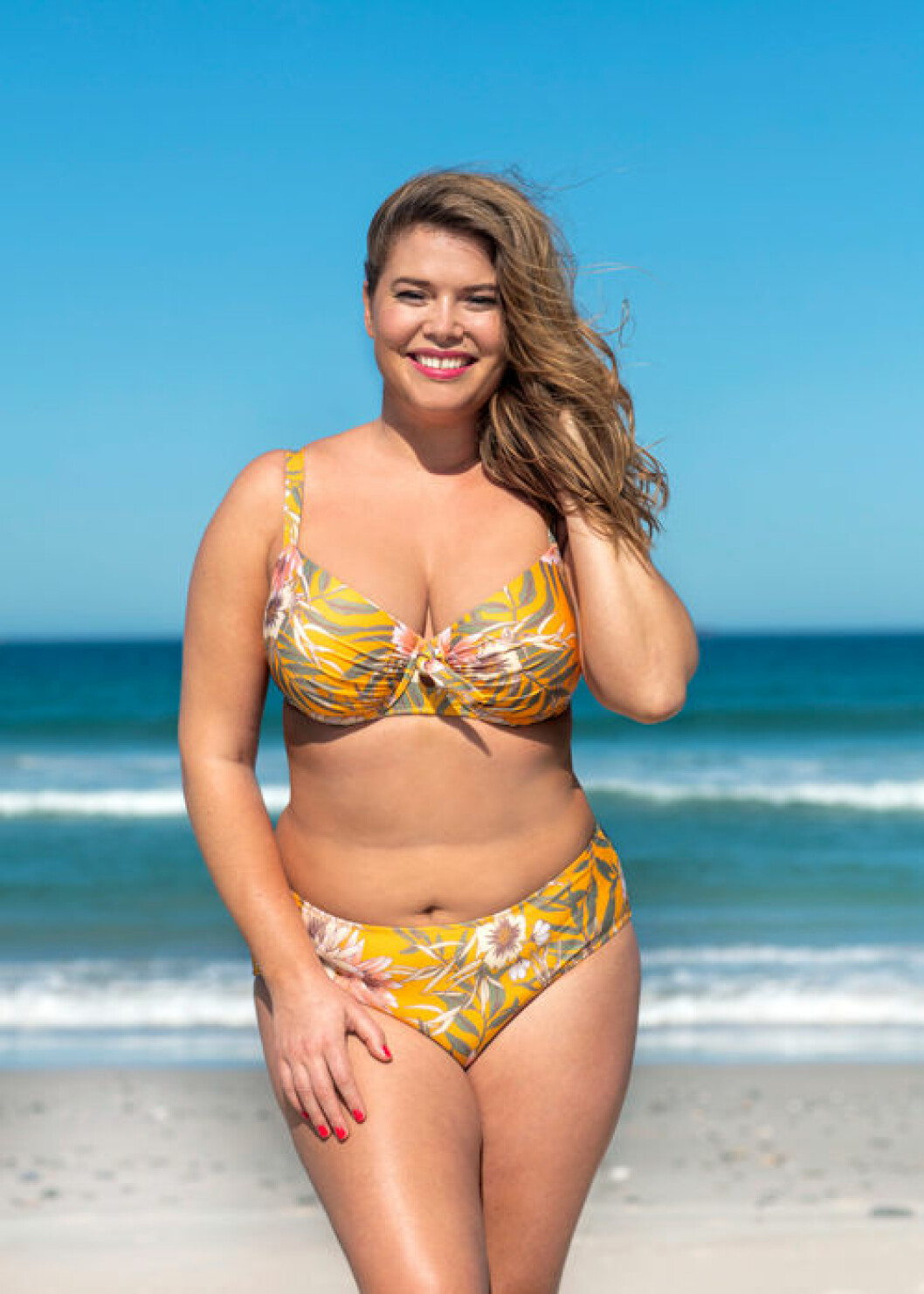 Jessica i gul bikini från Kappahl.