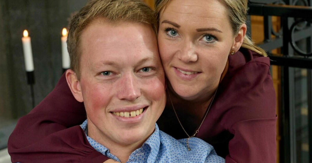 Johan och Mija träffades för första gången på ett ungdomsläger i Blekinge, sommaren 2002. Johan och Mija tittar in i kameran och ler.