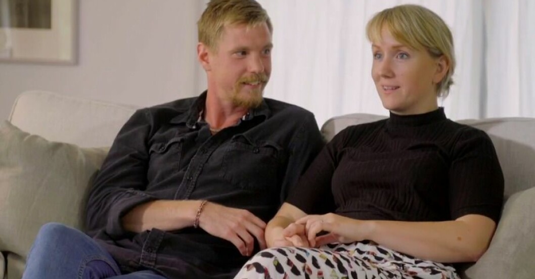 John Wallén och Sara Lannergren. John Wallén och Sara Lannergren sitter i en soffa i gift vid första ögonkastet