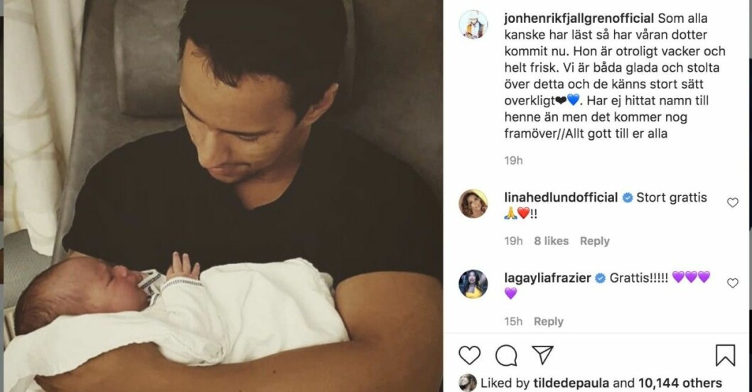 Så stolt han ser ut, Jon Henrik när han beundrar sin nyfödda dotter. Jon Henriks dotter