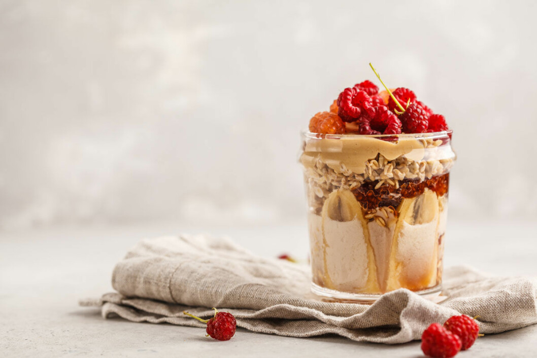 Overnight oats med jordnötssmör och bär.